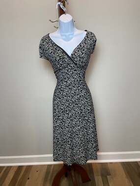 Jones Wear Dress Size 16 Black White Leaf Print V‑Neck Cap Sleeve Flowy